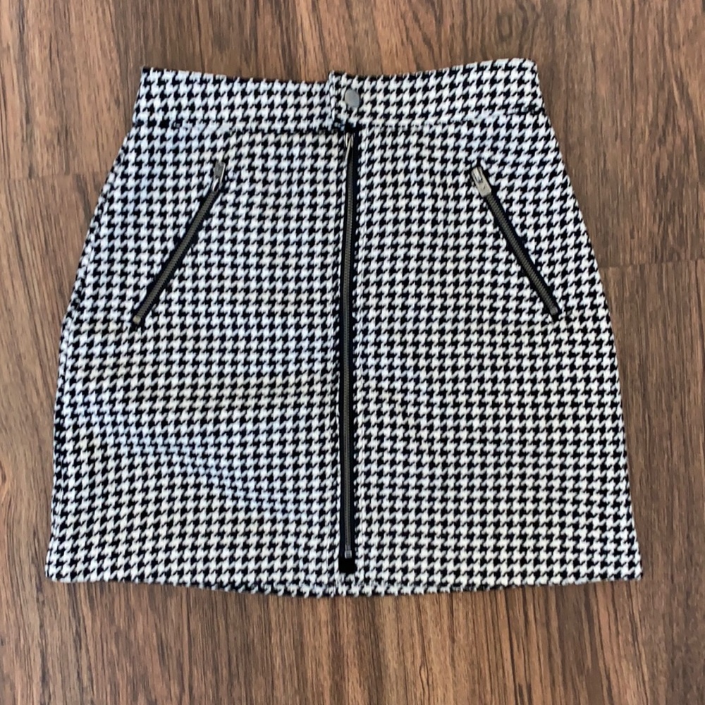 Patterned mini skirt